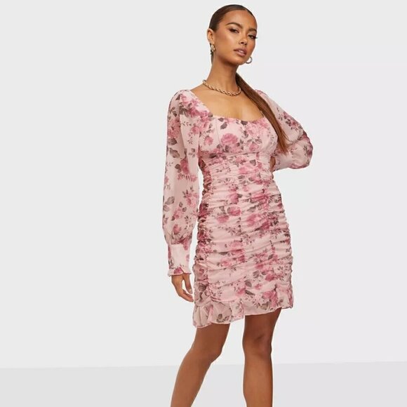 Gorgeous Blush Pink Floral Puff Sleeve Smocked Mini Bodycon Square Neck Dress - Picture 1 of 10